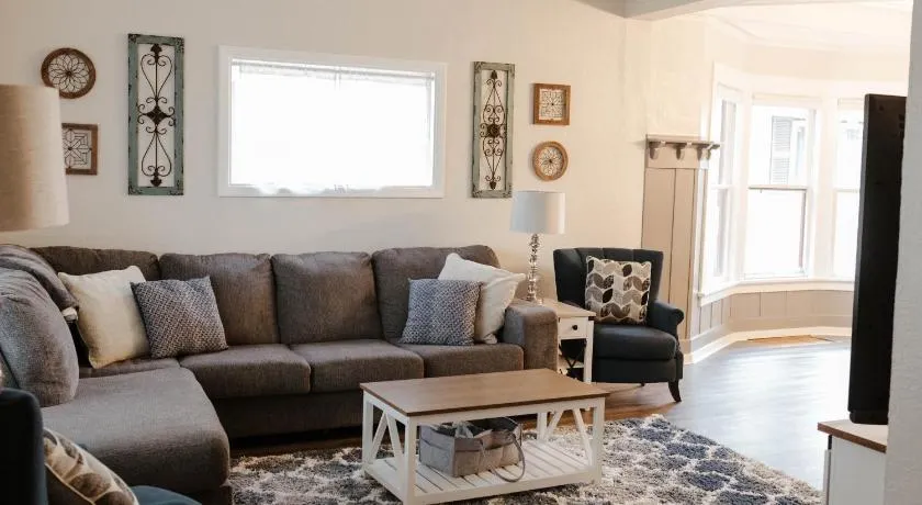 Central Tacoma Triplex - Image 1