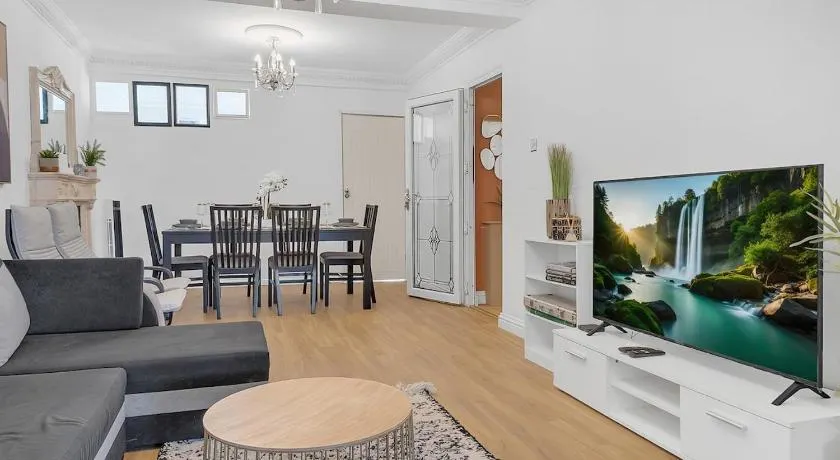 Contractor House - Heathrow & M25, Parking, Wi-Fi - Image 1