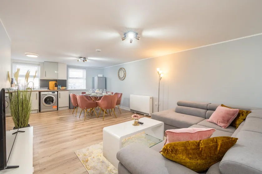 Charming Apartment In Andover Town Centre 55'' 4K Smart TV Netflix - Image 1