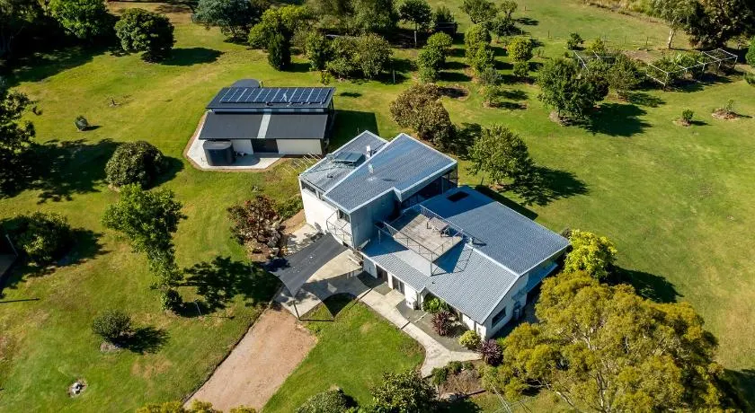 Paradise Point, beautiful and secluded, ocean views, 800m lake frontage - Image 1