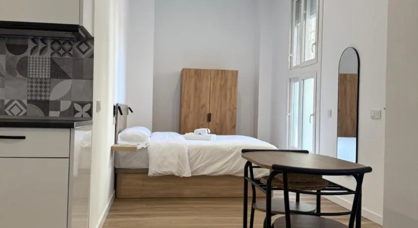 APARTAMENTO ZONA 4 justo al lado de la estación de TREN Y BUS MARÍA ZAMBRANO - Image 1