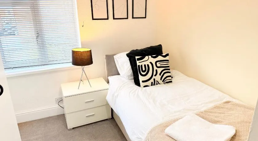 Amazing 3 Bedroom Property, smart TV, 5G WIFI, Free on street parking, close to city center and MKM Stadium - Image 1
