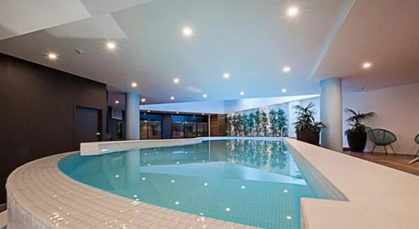 Luxe 2BR Executive Apartment Kingston Pool Parking WiFi BBQ Wine - Image 1