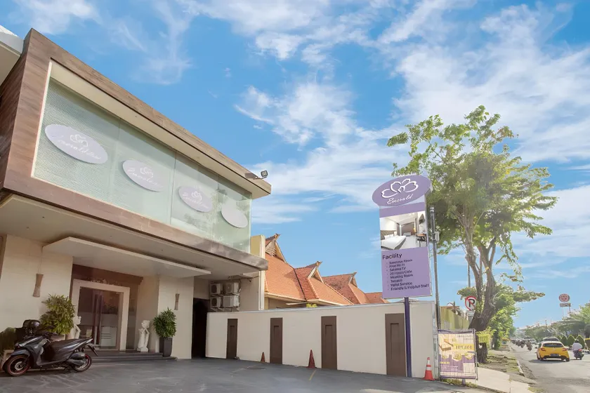 Life Emerald Hotel Surabaya - Image 1
