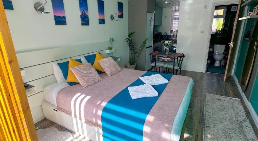 Studio Flat - Image 1