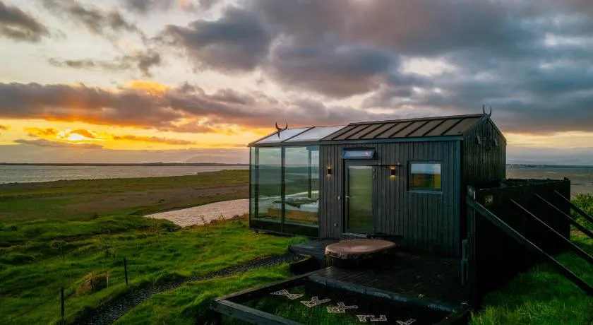 Panorama Glass Lodge WEST - Image 1