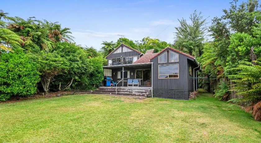 Lakeside Villa - Lake Rotoiti Holiday Home - Image 1