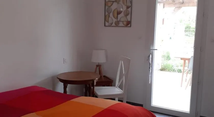 Chambre privée au coeur d'une pinède dans un quartier résidentiel - Image 1