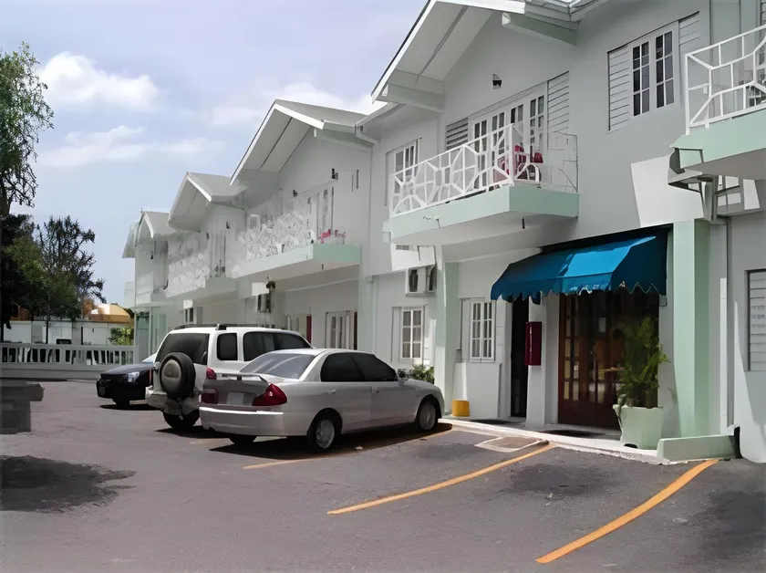 Christar Villas Hotel - Image 1