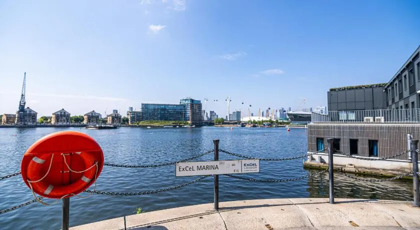 Spacious Excel London Apartment with Balcony, River View and Parking Sleeps 8 - Image 1