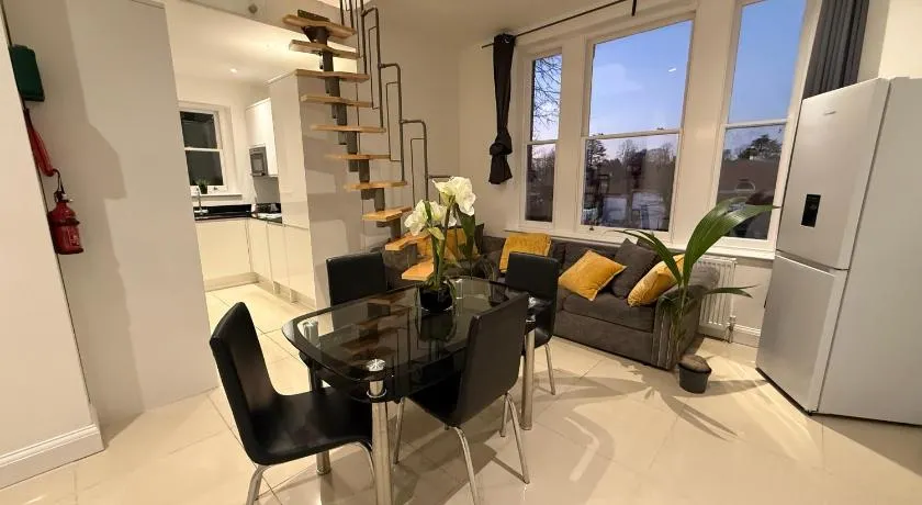 Private Luxury Ensuite Room Greater London, Free Parking Gatwick 15MIN - Image 1