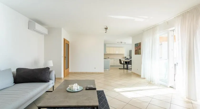 Apartment Giulia with Sea View in Novigrad - Image 1