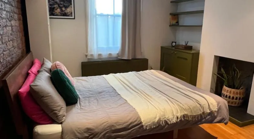 Quiet Guest Room in London Homestay - Image 1
