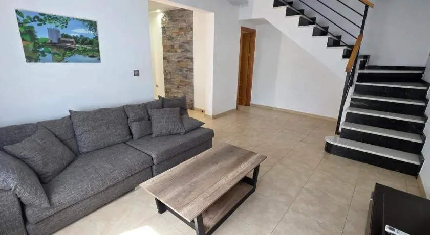 Triana house a 10 min Sevilla y cerca aeropuerto, 5 camas, sofá cama y 2 baños - Image 1