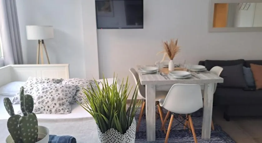 Apartamento tipo estudio con piscina en Blanes - Image 1