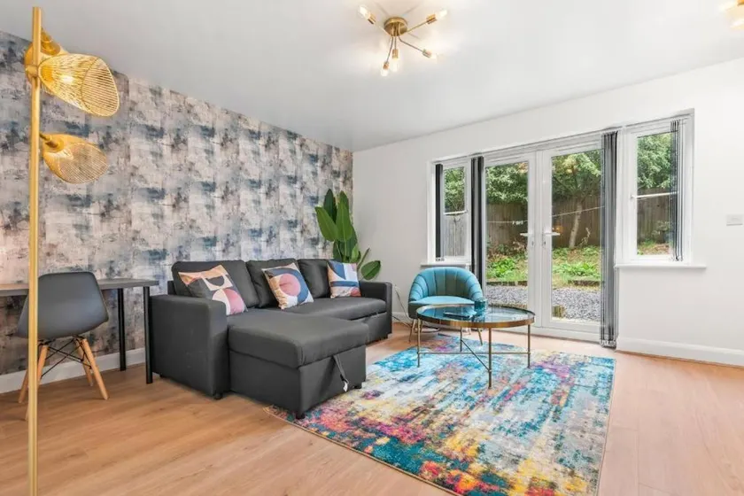 Cozy Work-ready Home with Netflix in Brierley Hill, Comfort for Business & Leisure - Image 1