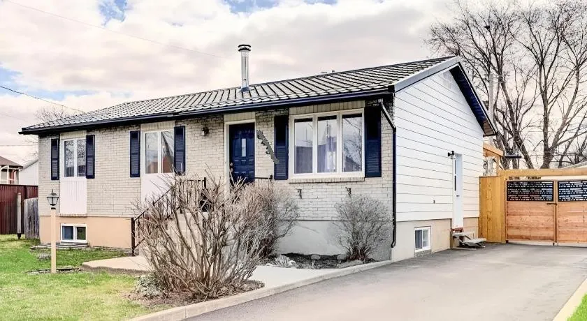 Family-Friendly Spacious 2BR Cozy Basement Suite - Near Attractions - Sleepsn5 - Image 1