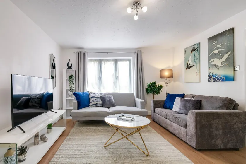 Sharp Close 4  Bedroom, 2 Bathroom in Aylesbury - Image 1