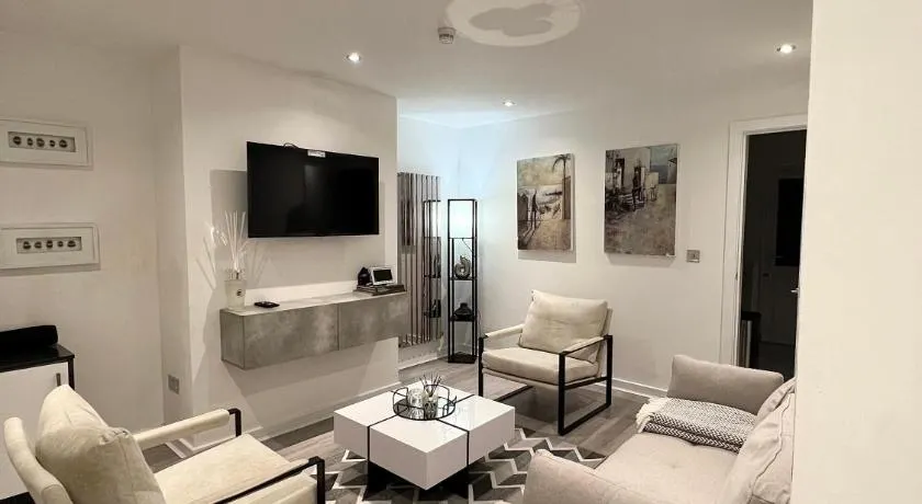 Entire House - Near Etihad stadium and Central Manchester - Image 1