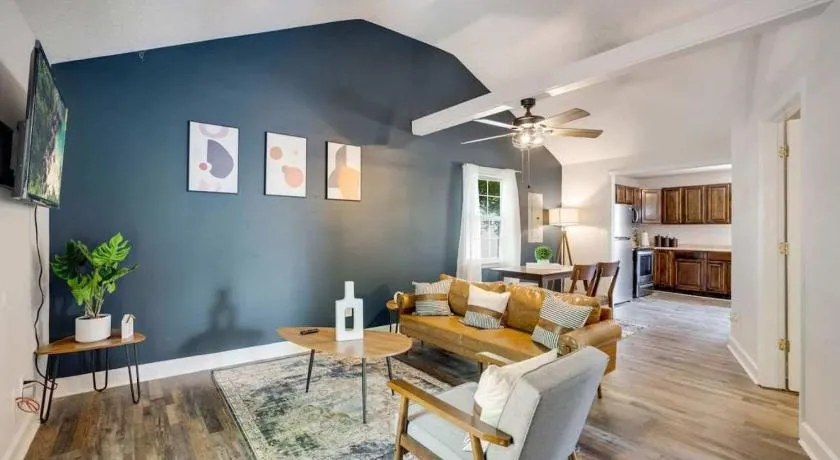 Cozy Oasis of Downtown Clarksville - Image 1