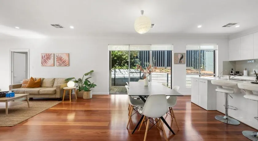 St Georges Gem - Spacious and Well-located Family Stay - Image 1