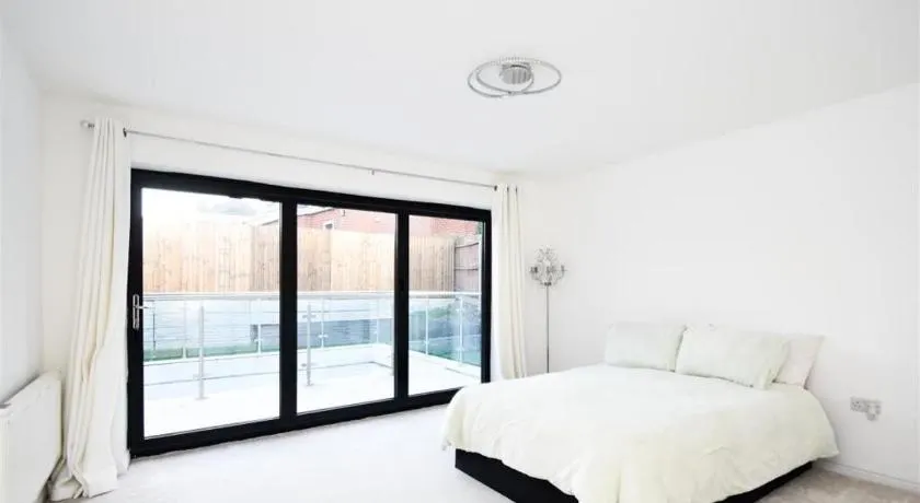 Glams luxury home - Image 1