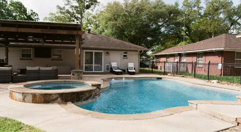 Luxe Pool Spa Retreat Dogs Welcome! - Image 1