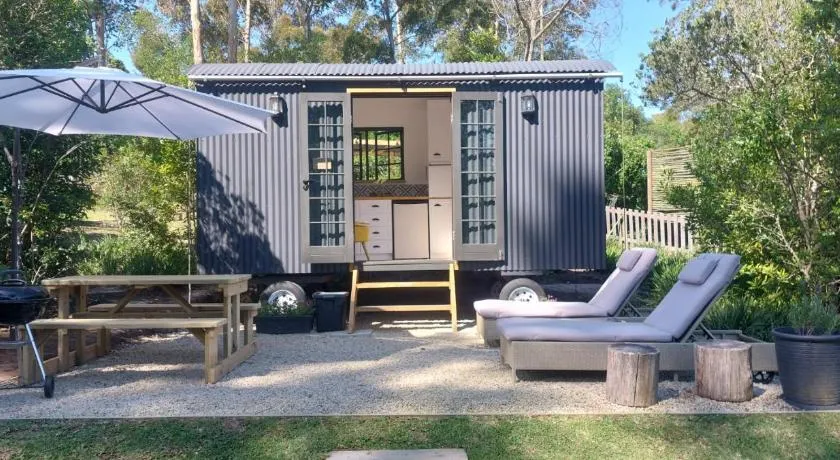 Luxury Shepherds Hut Farm Retreat - Image 1