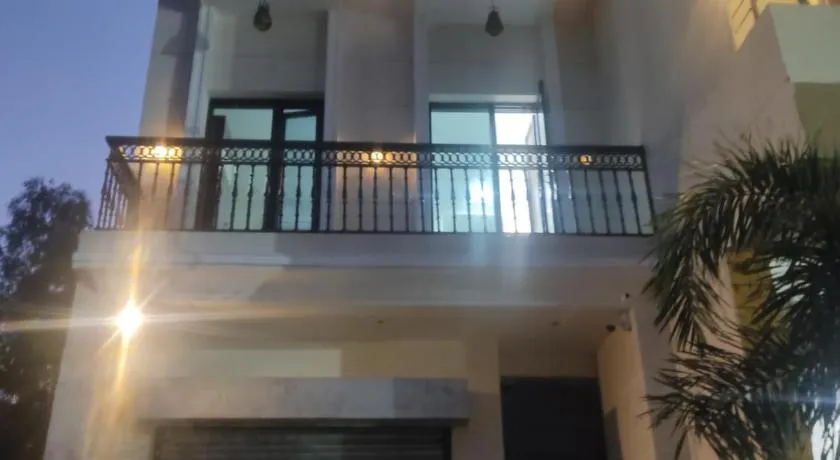 HOTEL TIP TOP -- LPU Law Gate -- Family, Students, Couples - Image 1