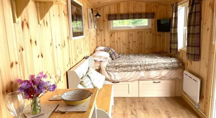 Woodhead Shepherds Hut - Sleeps 2 - Parking - Image 1