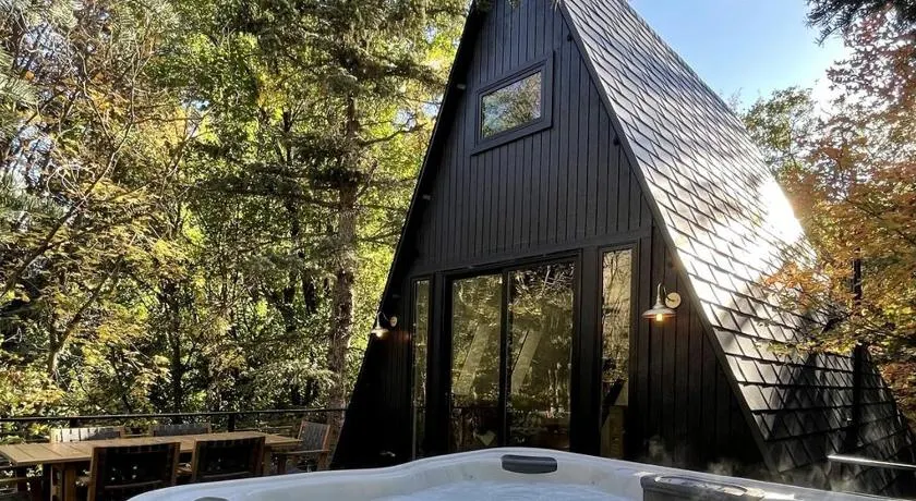 Sundance A-Frame 5 Min Walk to Resort & XL Hot Tub - Image 1