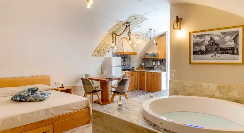 Il Galletto Viola, luxury room & suite - Image 1