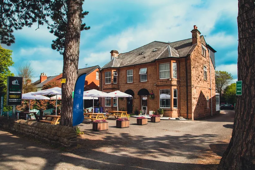 Pine Lodge Hotel & Restaurant Mansfield - Image 1
