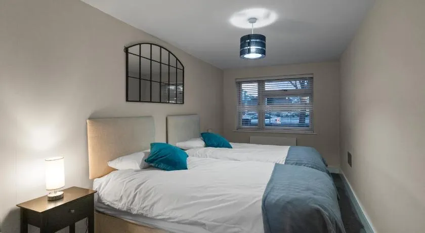 Solihull Flat For 2 with Fast WiFi with Free Secured Parking - Image 1