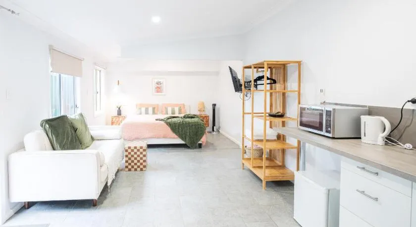Pink Muse, 3 Mins To Ettalong Beach - Image 1