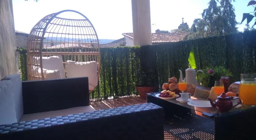 Habitación ideada para parejas con Jacuzzi, desayuno romántico y opción de cenas en su restaurante - Image 1