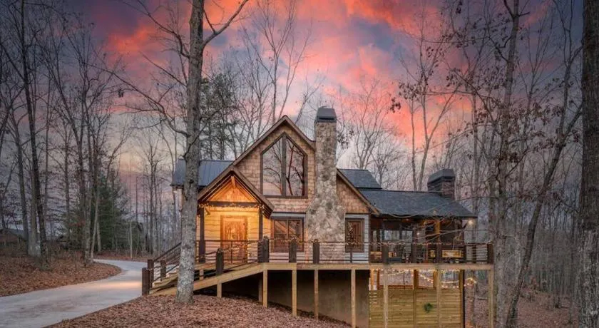 WolfCabin Lux Family Home, Fire Pit, Hot Tub, ADA ramp, ez paved rds - Image 1