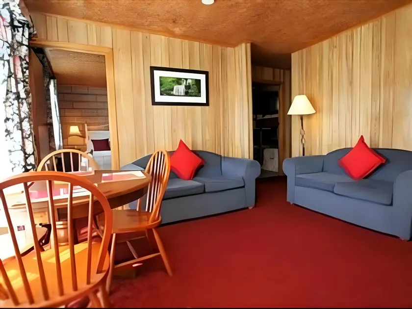 Regatta Point Tavern & Holiday Villas - Image 1