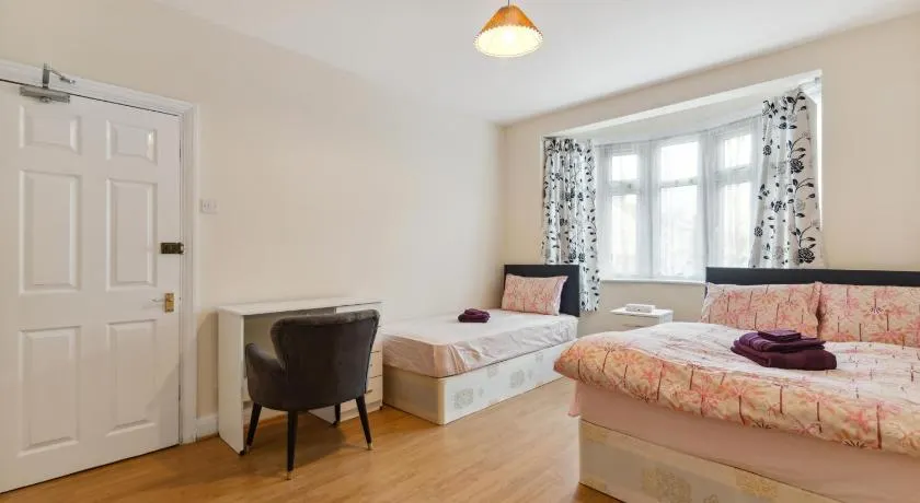 Beautiful Cozy Room - Image 1