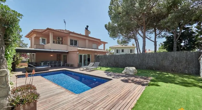 Casa con Piscina Privada, Barbacoa y Sala Juegos, Creixell - Image 1