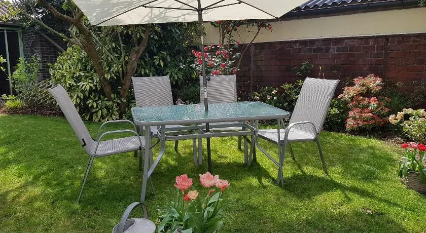 Hus på 70 m² stille med muret og muret have - Image 1