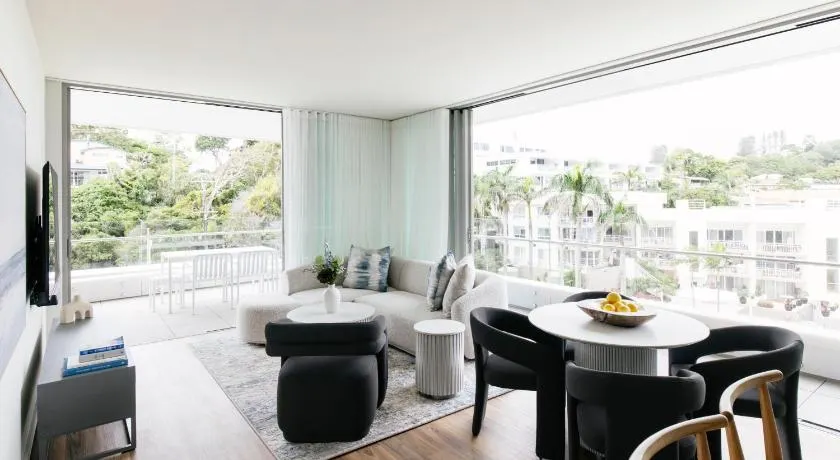 Kirra Point Holiday Apartments - Image 1