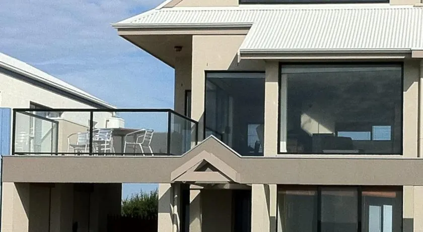 Boathouse Holiday House - Image 1