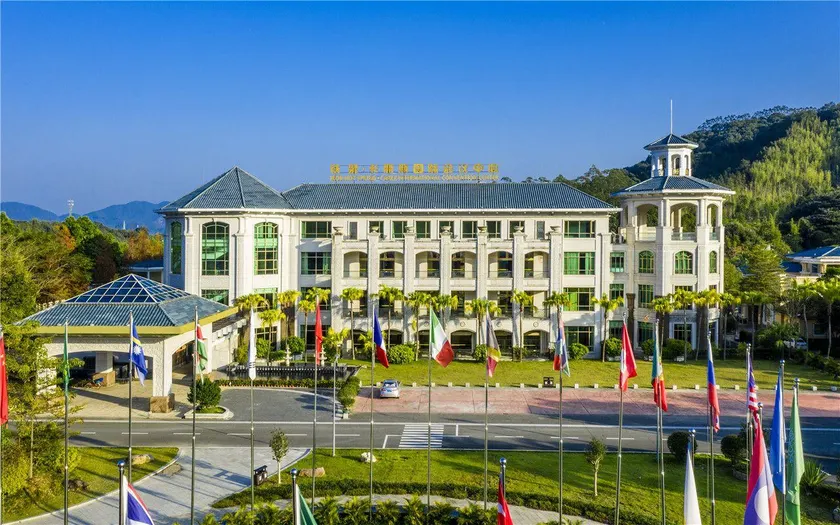 Longmen Tiequan Golden Hot Spring Resort Hotel - Image 1