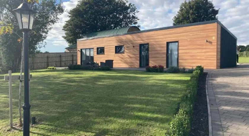 2 bedroom 4 person purpose built single story barn - Image 1