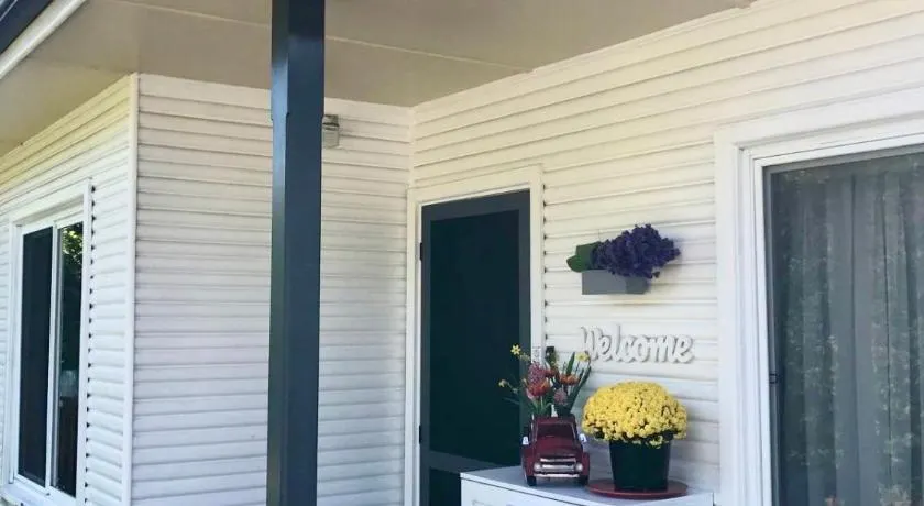 Private bath garden view guest room pet friendly - Image 1