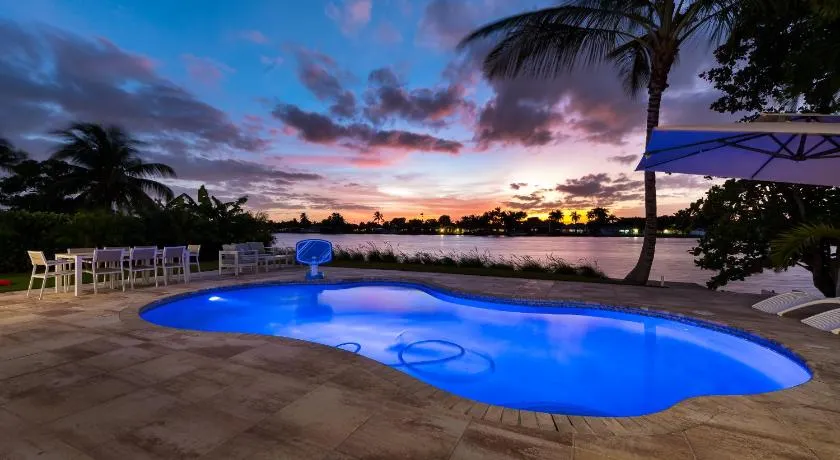 Stunning Luxury Waterfront Oasis with a Pool - Image 1