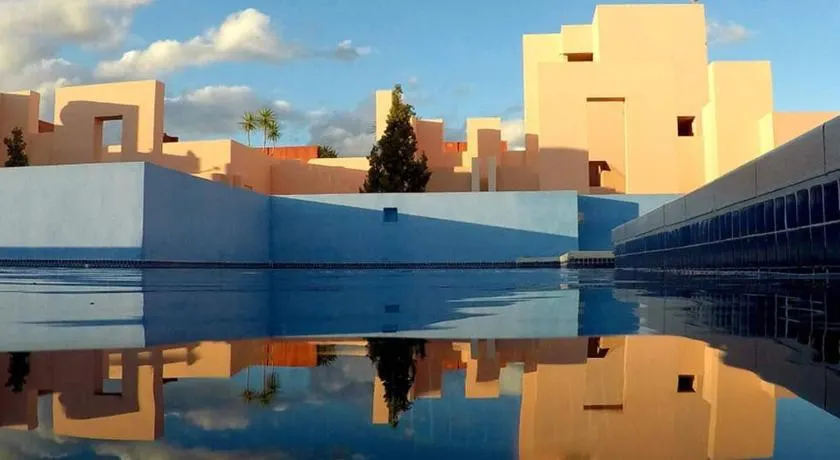 La Muralla Roja - Image 1