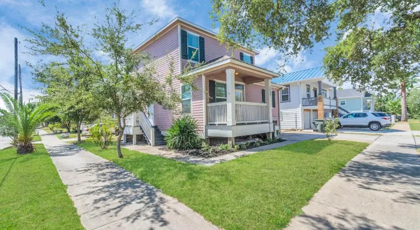 Summer Bliss 3BR Home, Walk to Beach Master Suite Sleeps 9 - Image 1