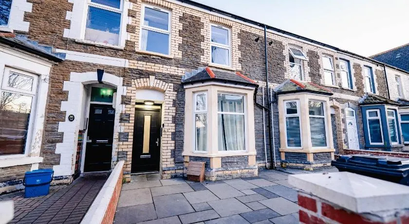 Cosy 2BR Flat Steps from Cardiff Pubs & Town - Image 1